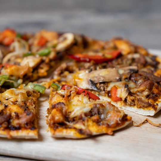 pizza urk van snack plaza in losse pizzapunten gesneden