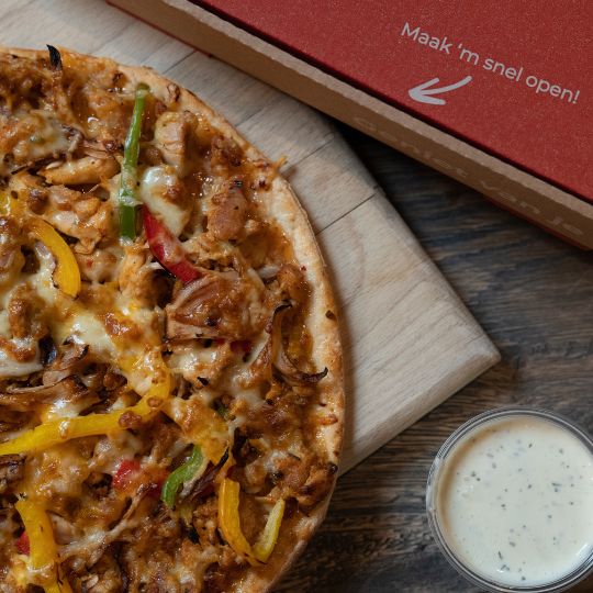 pizza urk. Pizza lubberts van Snack-Plaza met een pizzadoos en bakje knoflooksaus 